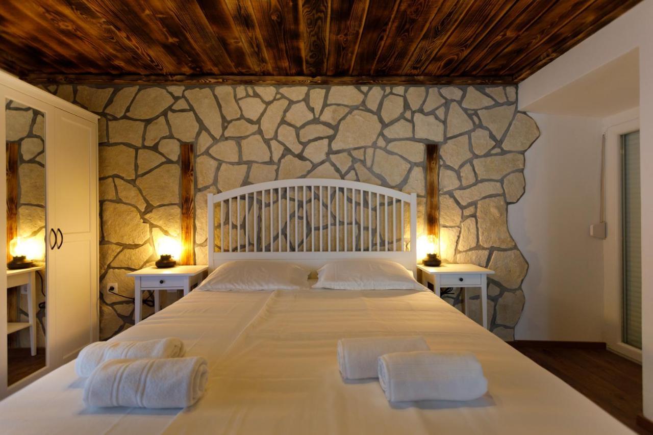 Rustic Apartment Evelin Krk Town Bagian luar foto