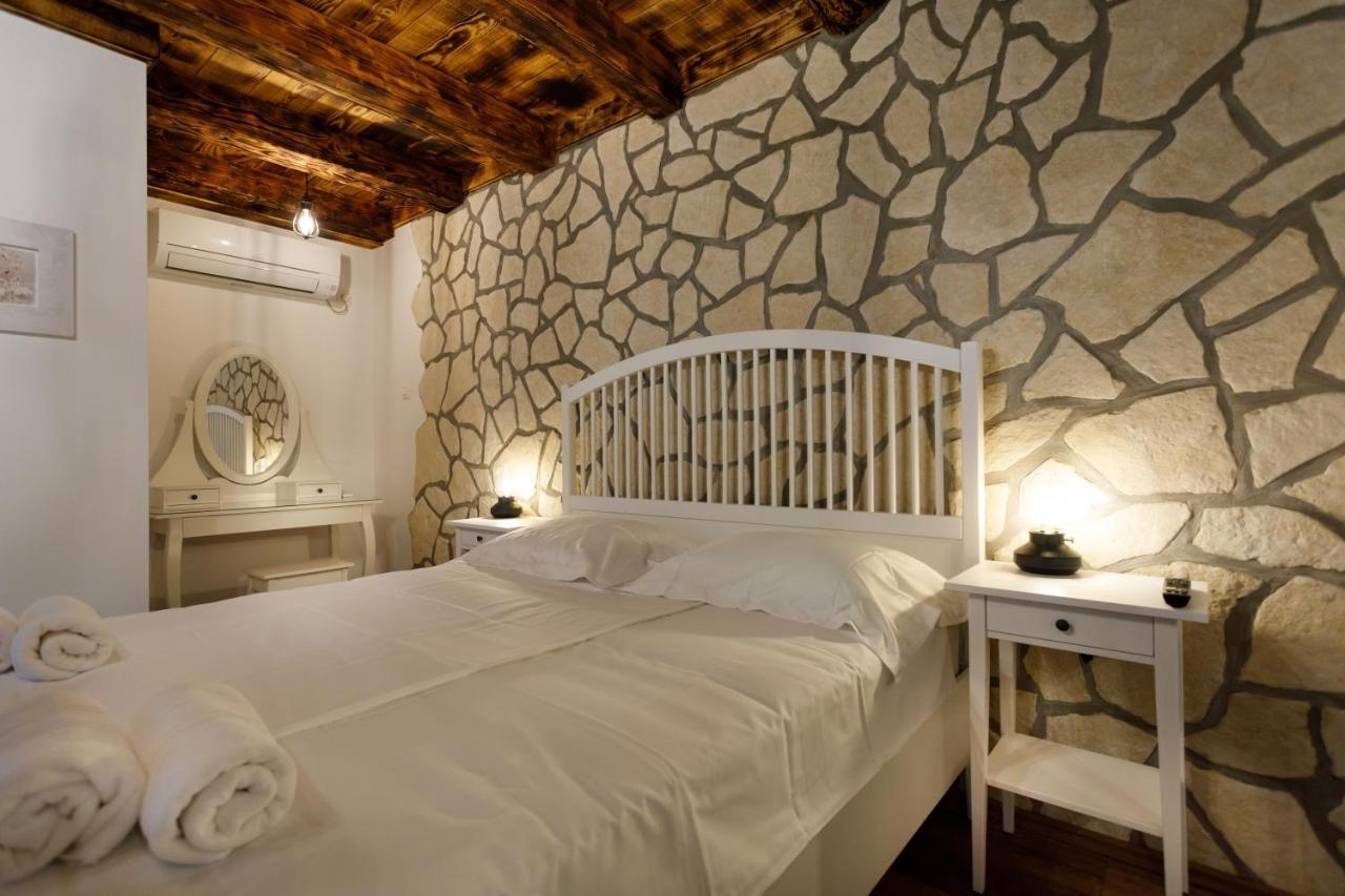 Rustic Apartment Evelin Krk Town Bagian luar foto