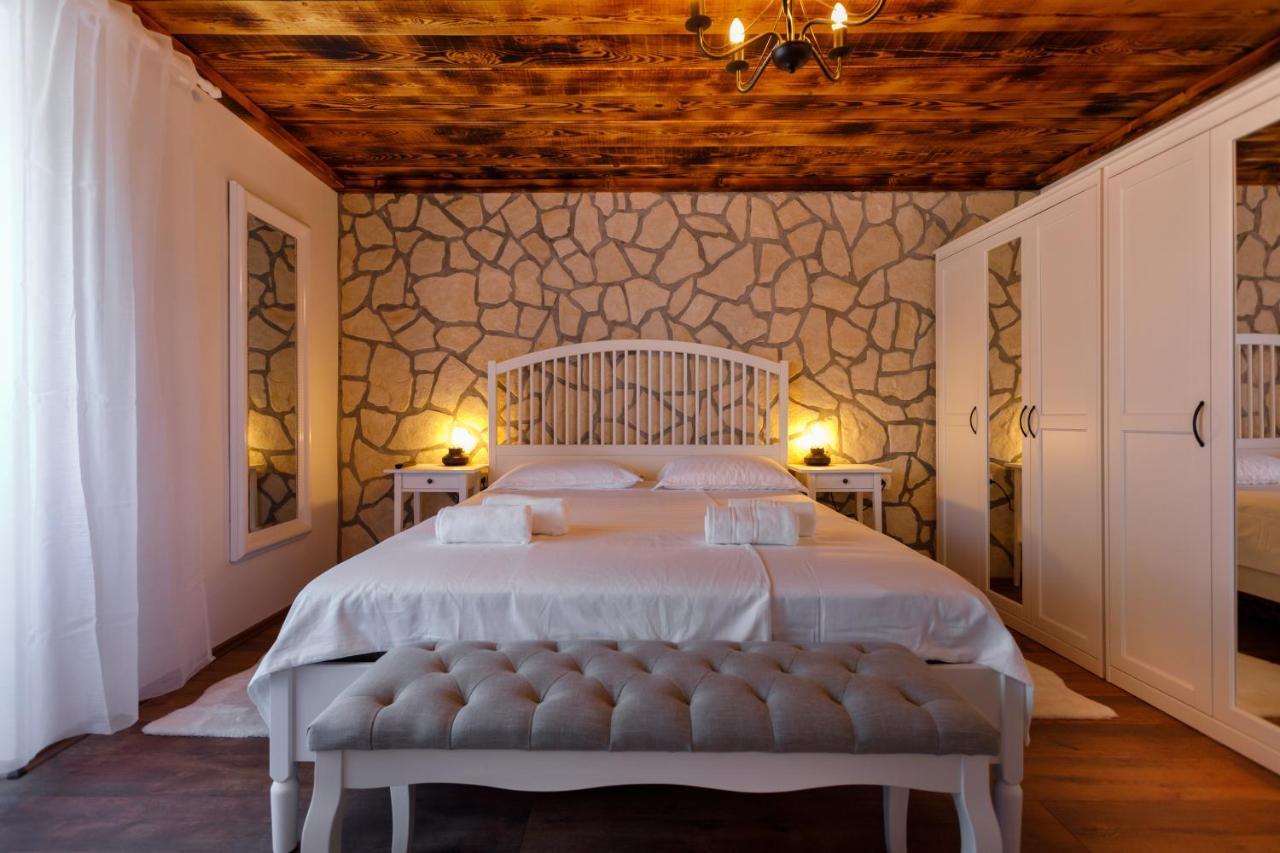 Rustic Apartment Evelin Krk Town Bagian luar foto